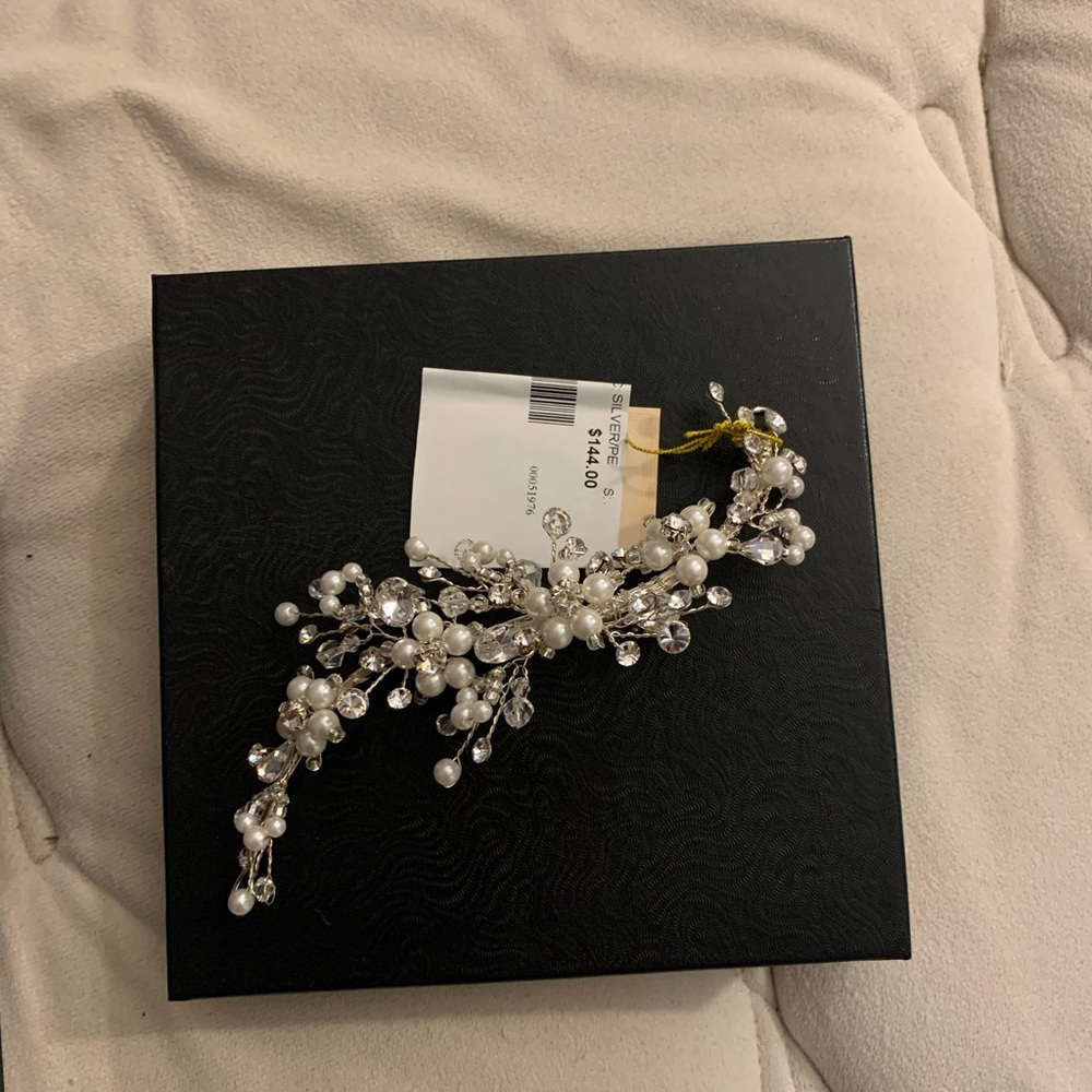 Crystal and pearl bridal hair piece. Never worn. Tags on.